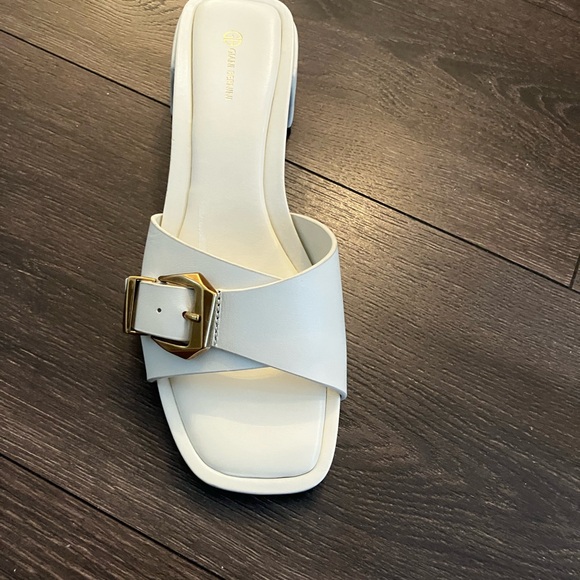 Giani Bernini White Sandals with Gold Buckle - Picture 1 of 14